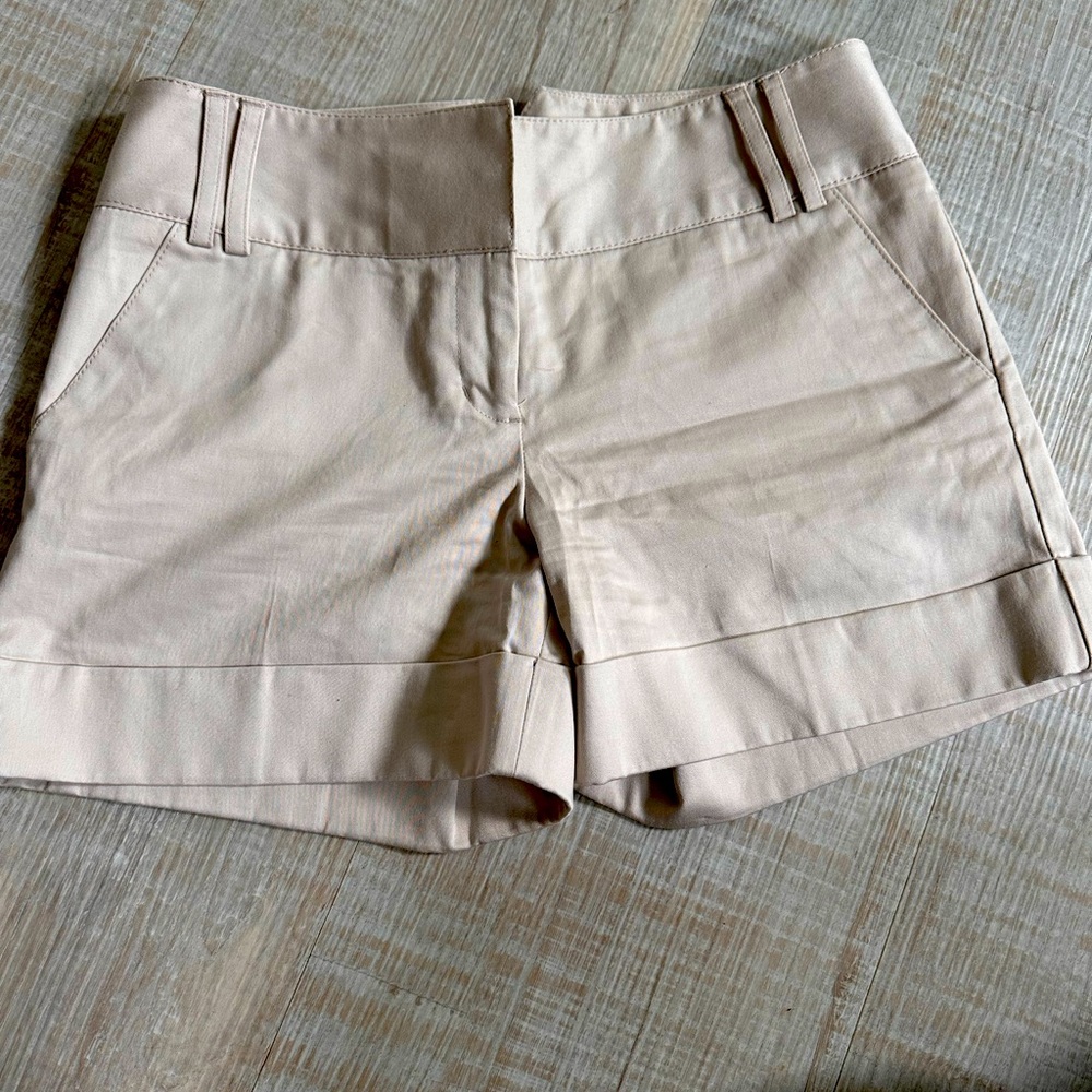 Women’s khaki shorts size 0.